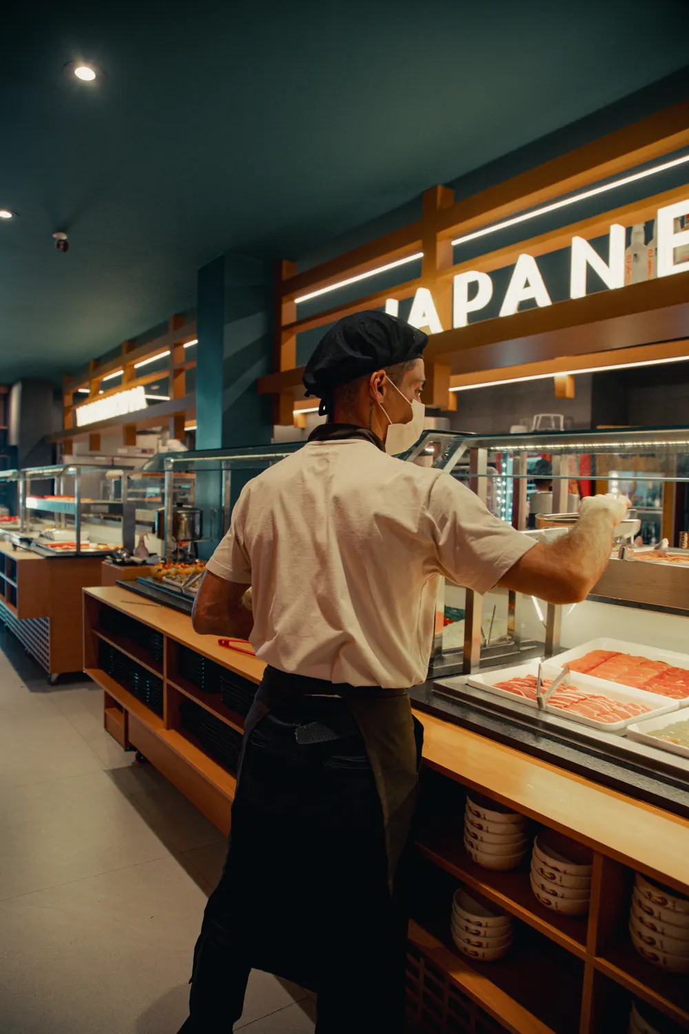 Integrante da equipe junto ao buffet do Yakinikuya
