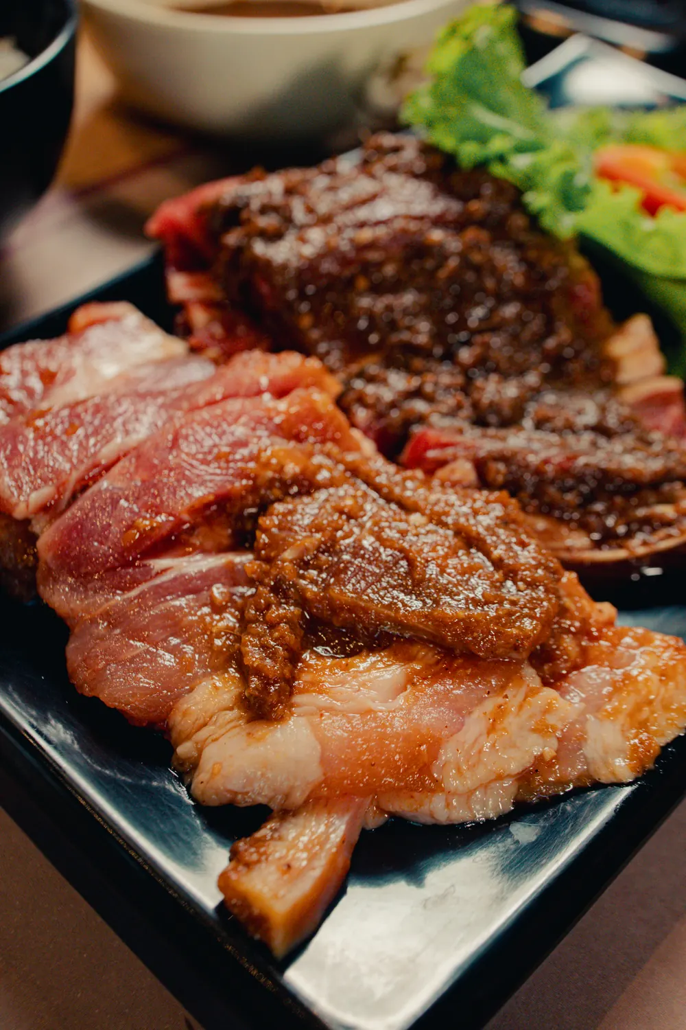 Cortes de carne servidos para preparar na grelha