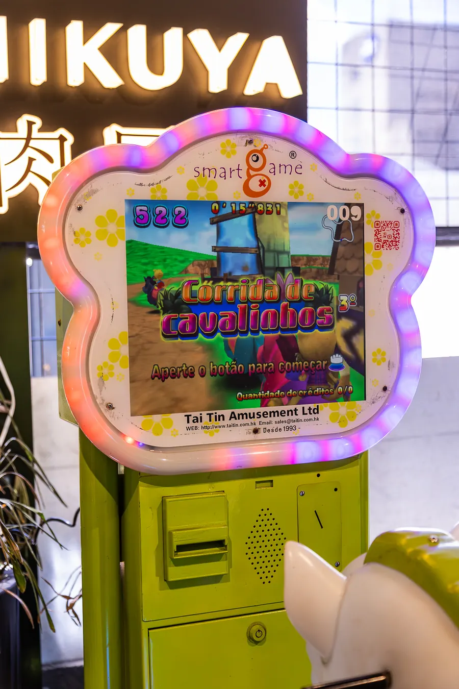 Máquina de jogos do espaço kids do Yakinikuya