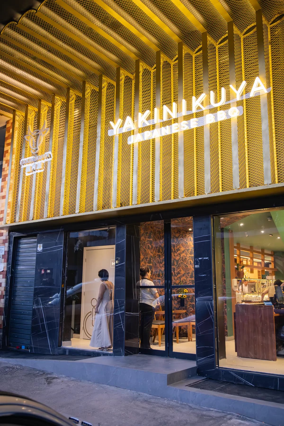 Fachada iluminada e entrada do Yakinikuya na Asa Sul